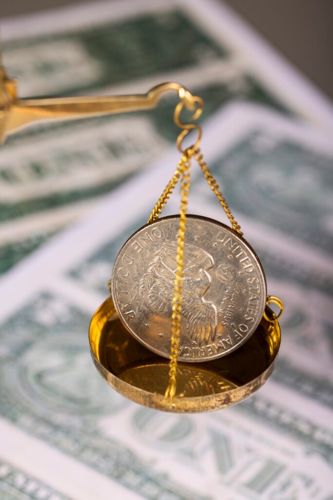 Moneda en una balanza